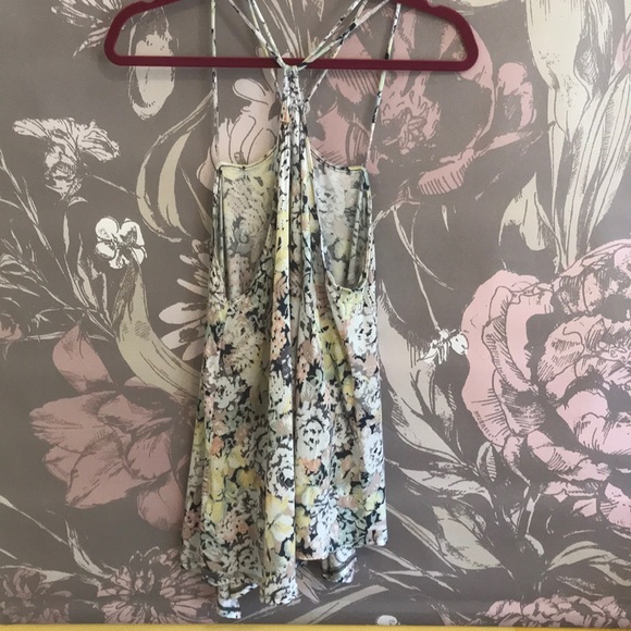 {Kimchi Blue} Asymmetrical Floral Tank Medium - Picture 4 of 7